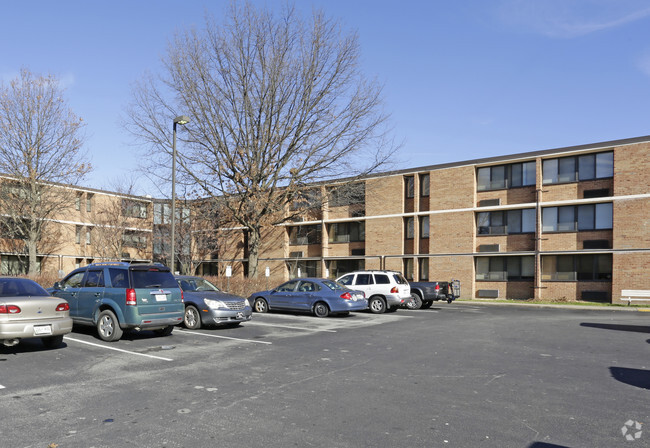 Building Photo - Maple Oak