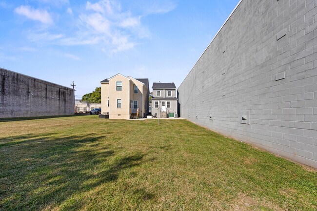 Building Photo - 733 E Elm St