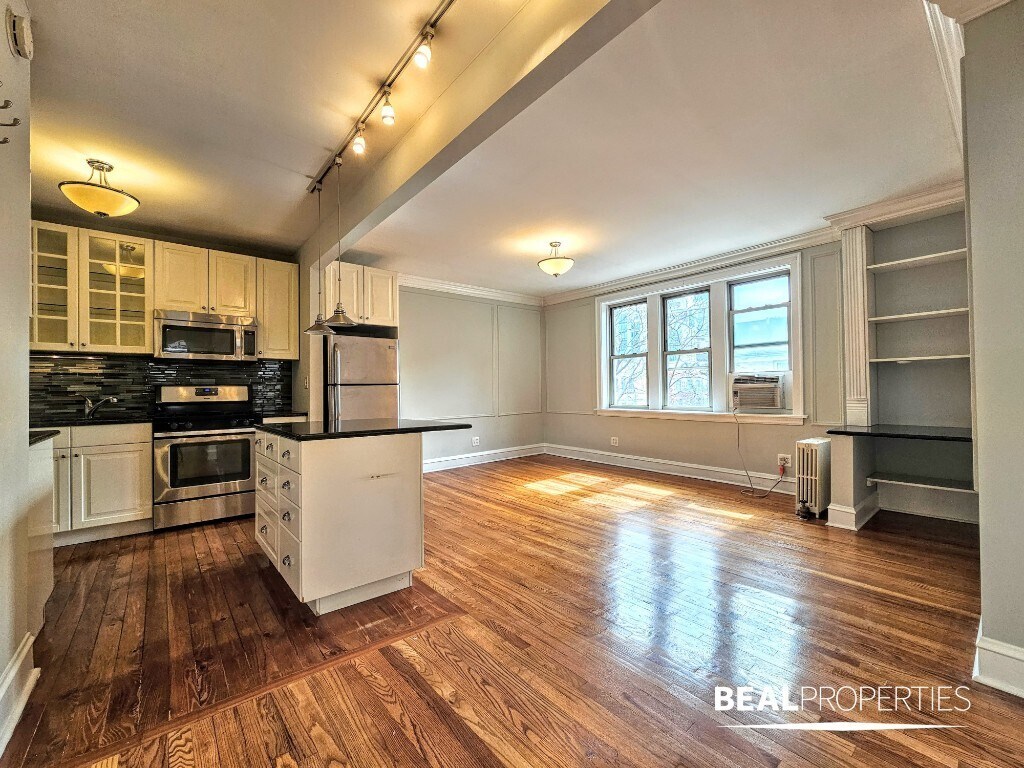 Building Photo - 548 W Surf St