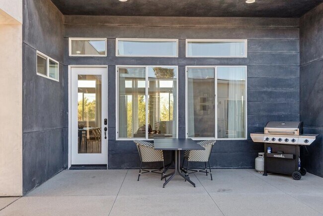 Building Photo - 58654 Piedmont Dr
