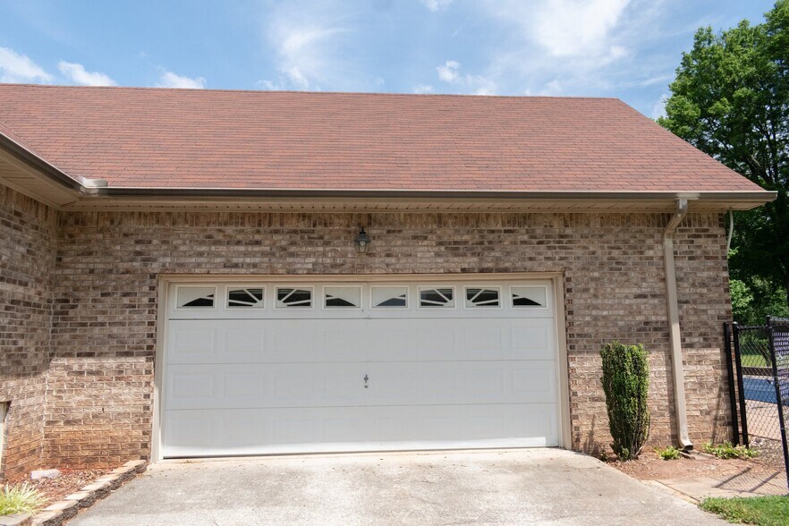 Building Photo - 140 Thomas Dr