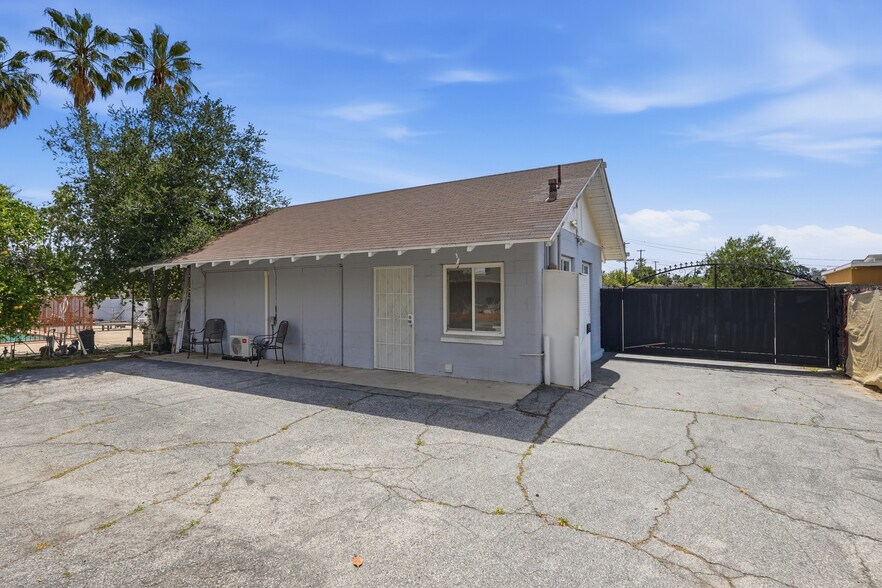 Building Photo - 8647 Corbin Ave