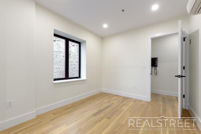 Building Photo - Brand New 2 bed with in unit WD Shared Roo...