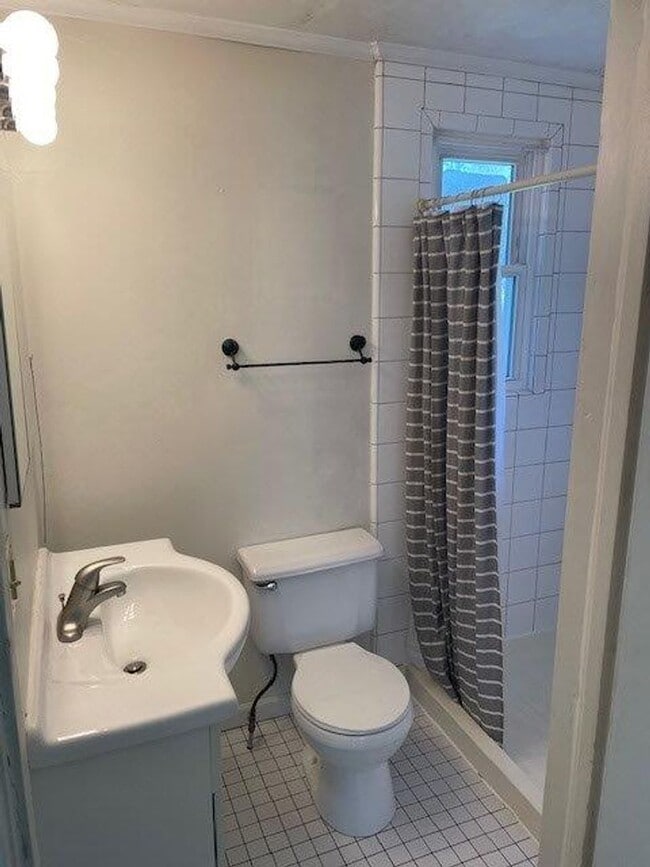 Building Photo - Cozy 2 Bedroom 1 Bath With Detached Double Garage