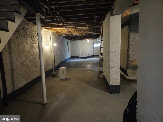 Building Photo - 218 E Price St