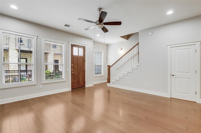 Building Photo - 2520 Bluebonnet Ln