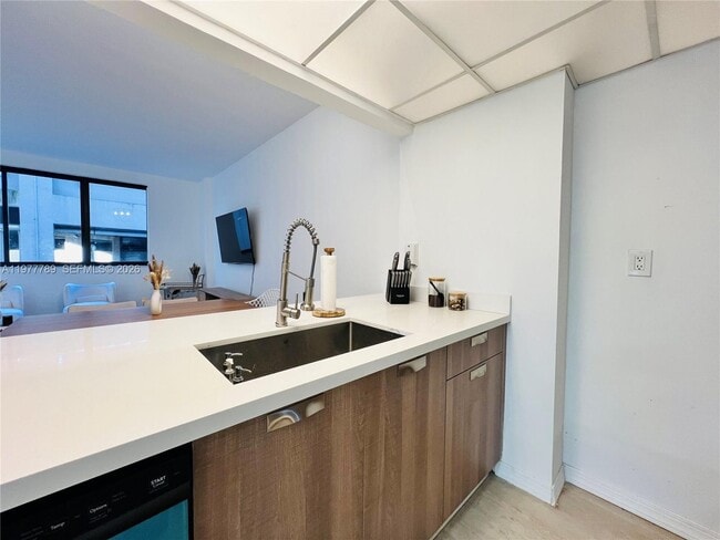 Building Photo - 540 Brickell Key Dr