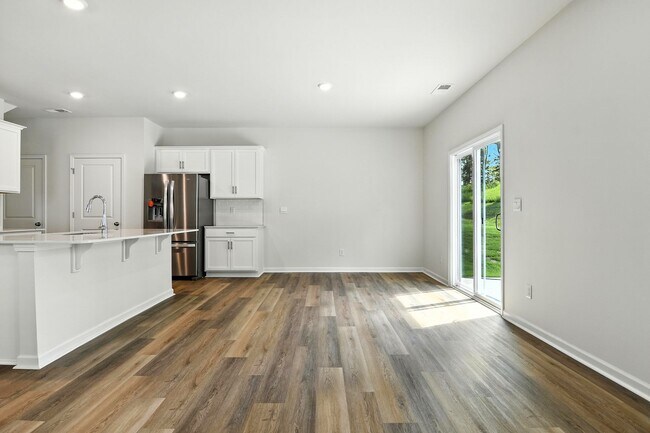 Building Photo - Beautiful 4 Bed 2.5 Bath home in The Falls at Hickory
