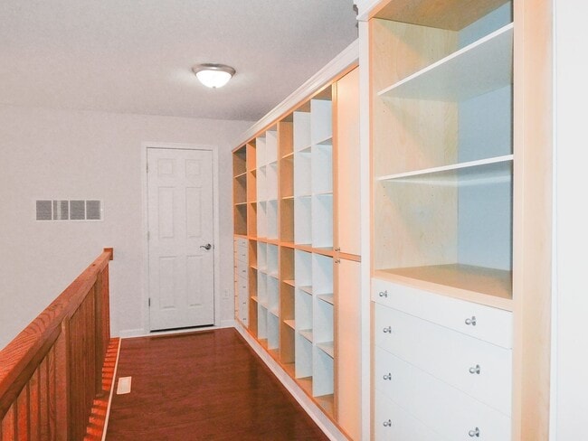 Building Photo - 48145 Mayflower Dr