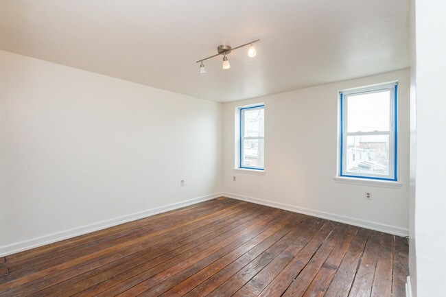 Building Photo - 2582 Collins St