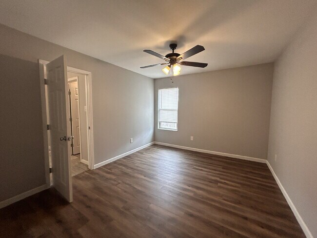 Building Photo - Beautiful Duplex!