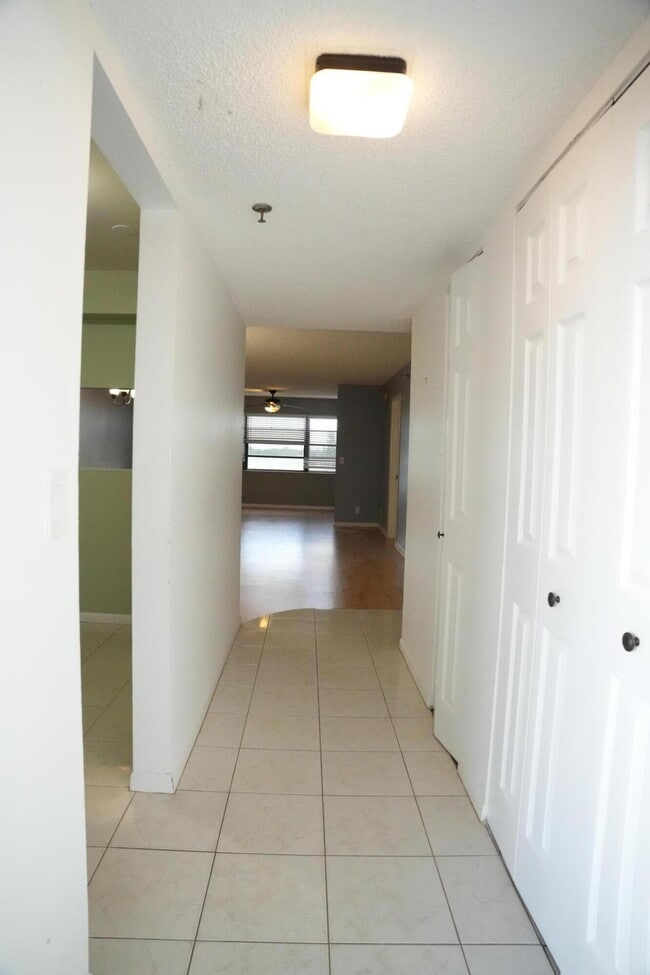 Building Photo - 4640 Lucerne Lakes Blvd W