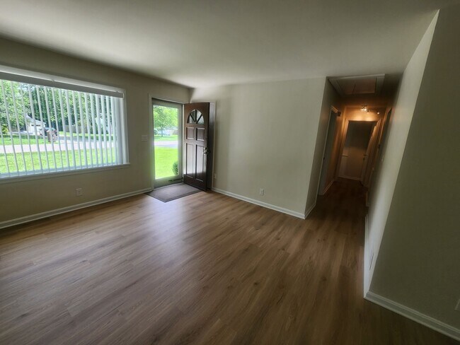 Building Photo - Beautiful and spacious 3 bedroom 1 bath ho...