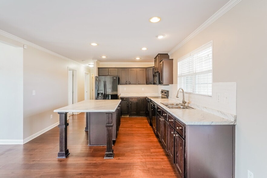 Building Photo - 2003 Vancroft Cir