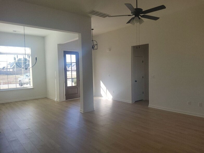 Building Photo - 35 Hillside Dr