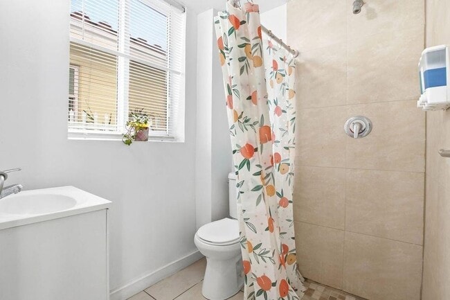 Building Photo - 343 Van Buren St