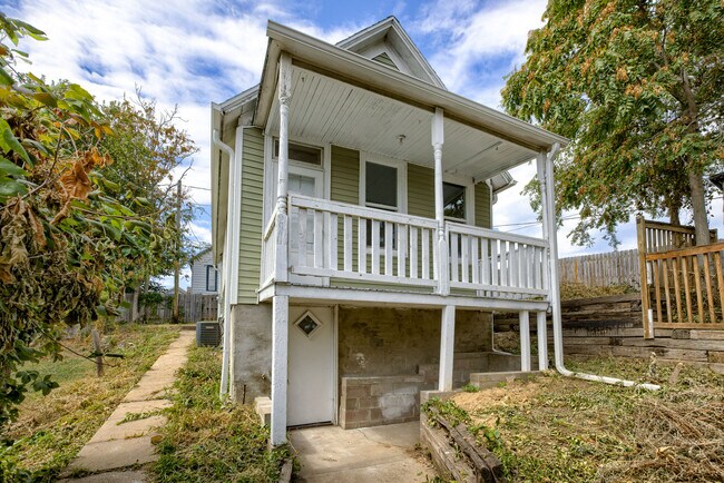 Building Photo - 1240 S 15th St
