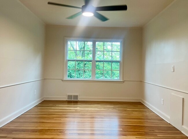Building Photo - Beautifully updated midtown charmer!
