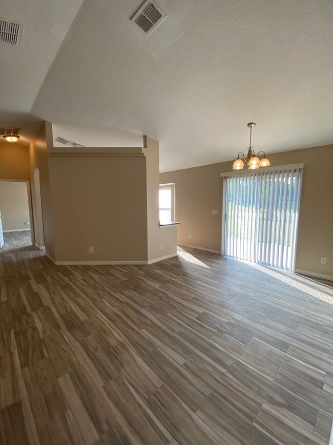 Building Photo - SILVER SPRINGS SHORES 3/2/2 - *WON'T LAST*