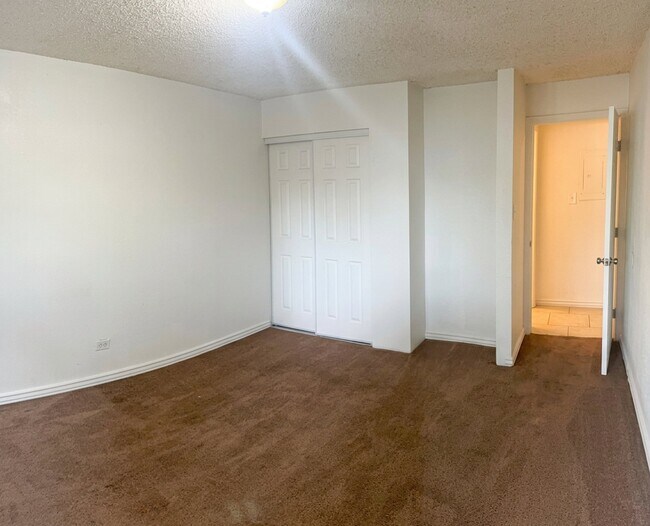 Building Photo - 707 W 96th Ave