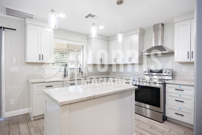 Building Photo - 1553 E Alba Dr