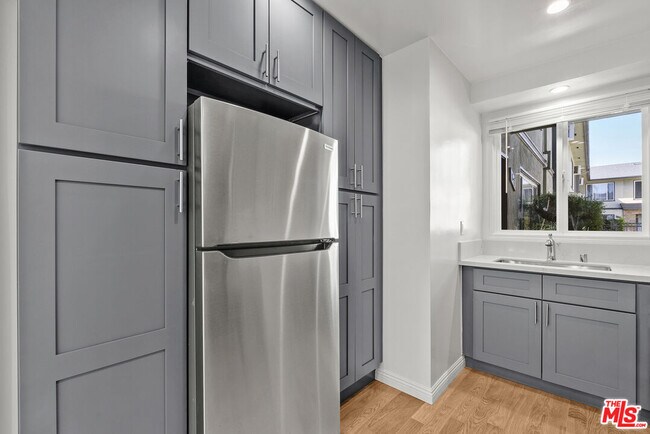 Building Photo - 1233 N Harper Ave