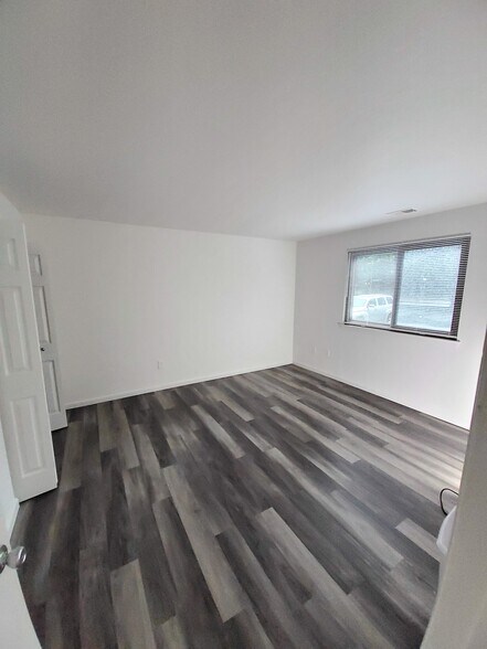 large bedroom - 23 Stratton Ct