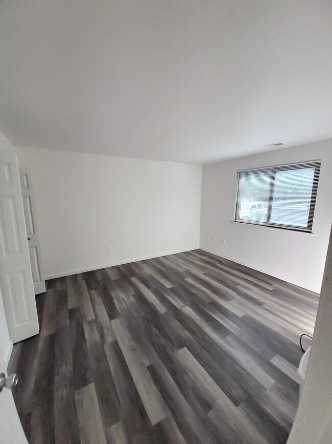 large bedroom - 23 Stratton Ct