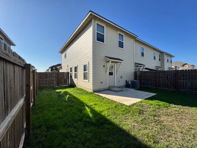 Building Photo - Elegant Townhome Ready for Move In - 3 BR 2.5 Bath - NE San Antonio (in Selma)