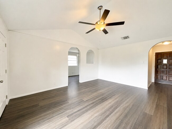Building Photo - Gorgeous 3/2 recently renovated in homey neighborhood