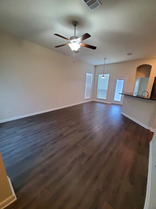 Building Photo - 3/2 Home with Open Floor Plan in Bryan