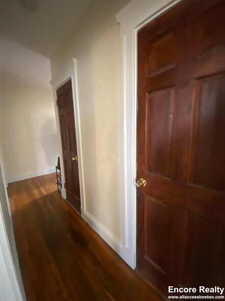 Building Photo - 208 Kelton St