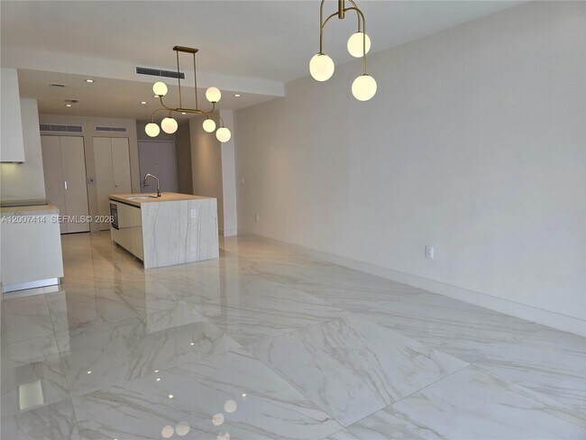 Building Photo - 700 NE 24th St