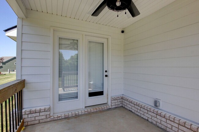 Building Photo - Fresh and Clean 3 bed/2 bath minutes from Exit 8.  Show Stopper!