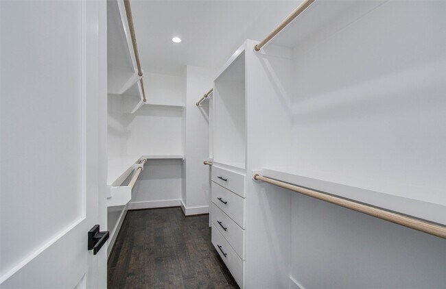 Building Photo - 5024 Winnetka St