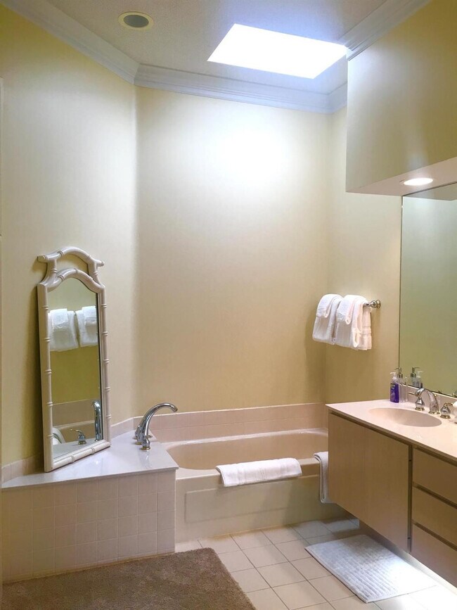 Building Photo - 2871 SW Brighton Way