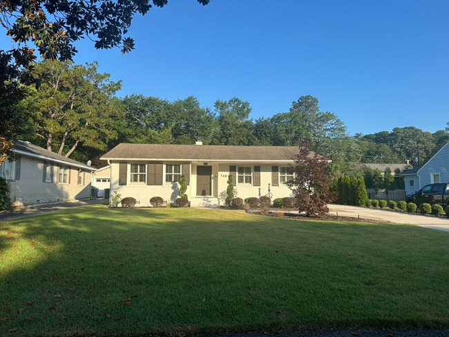 Building Photo - 749 Poinsettia St