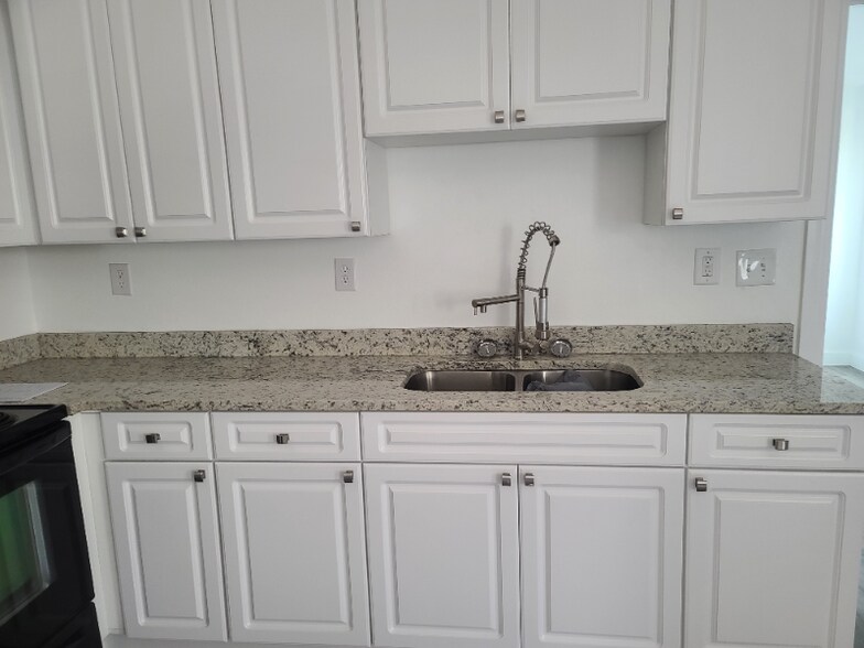 Building Photo - 1902 Holloman Rd