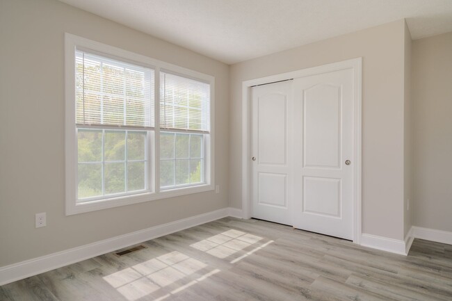 Building Photo - Oak Tree Townhome | 3-Bedrooms| July 21st