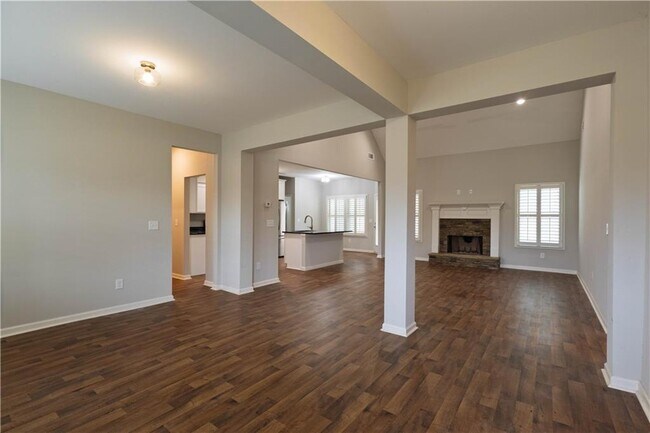 Building Photo - 214 Oakwood Dr