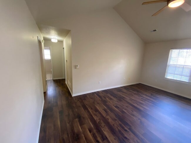 Building Photo - 3BR/2BA $1,800/MO - AVAILABLE 11/1/25