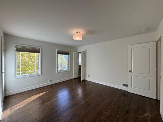 Building Photo - 1500 Solana Dr