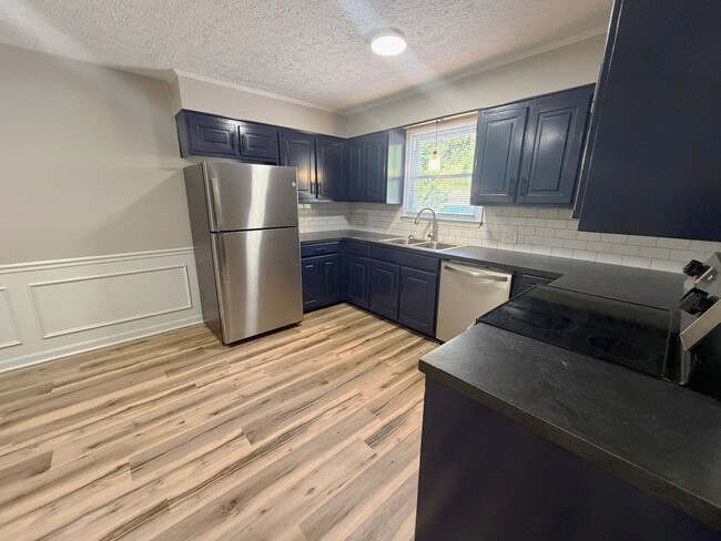 Building Photo - Freshly Renovated Townhome 3 Bed, 1.5 Bath