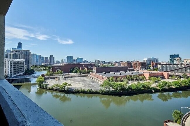 Building Photo - 900 N Kingsbury St