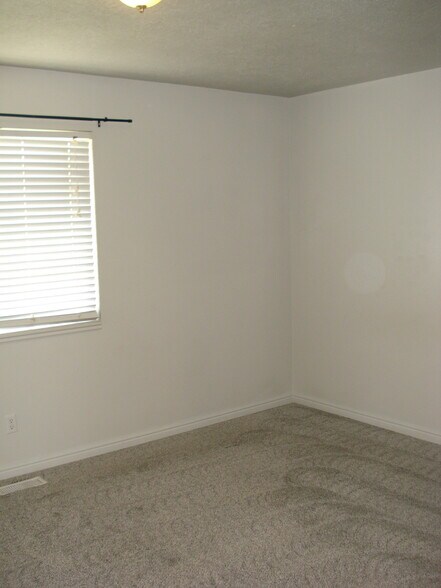 Building Photo - 60 E 200 N