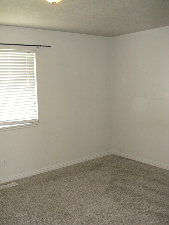 Building Photo - 60 E 200 N