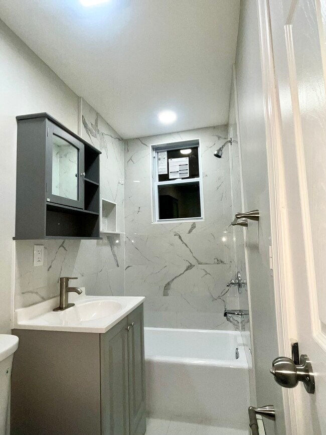 Building Photo - 364 River Dr