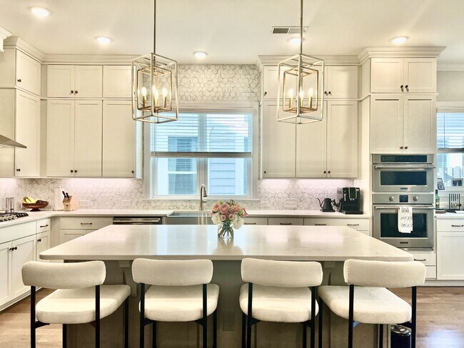 Building Photo - LUXURY TOWNHOME near Southend