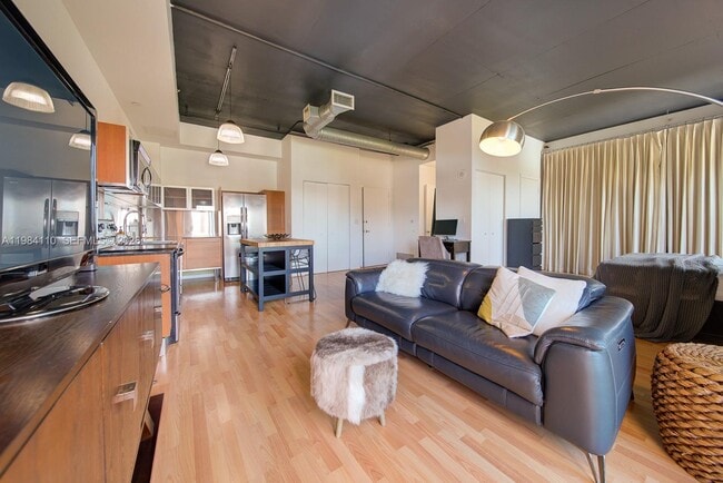 Building Photo - 10 SW South River Dr