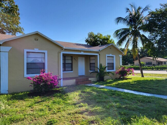 Building Photo - 401 SW 10th St